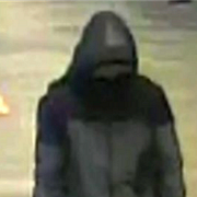 Polisen misstänker att personen som lämnade sprängladdningen kan ha anlitats av kriminella på uppdrag av Iran, enligt Dagbladets källor.