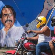 Muralmålning av president Daniel Ortega och Cesar Augusto Sandino.