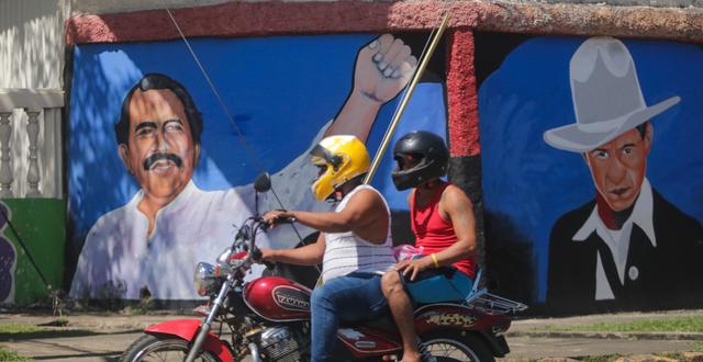 Muralmålning av president Daniel Ortega och Cesar Augusto Sandino. Andres Nunes / TT NYHETSBYRÅN