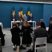 Emil Källström (C), finansmarknadsminister Per Bolund (MP), finansminister Magdalena Andersson (S) och Mats Persson (L) presenterar regeringens krispaket riktat till svenska småföretag vid onsdagens pressträff om nya budgetåtgärder med anledning av coronaviruset.