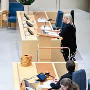 Riksdagsledamoten Camilla Waltersson Grönvall (M) och socialminister Lena Hallengren (S) under dagens debatt.