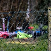 Leksaker bakom staketet runt trädgården där den sjuåriga flickan bodde med sin familj i en ort i Eslövs kommun. Grannar såg barnen när de var ute. Men bara fem barn – aldrig flickan.