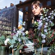 Buketter sätts fram inför alla hjärtans dag i blomsteraffären Florera vid S:t Knuts torg i Malmö i februari 2019.