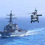 Amerikanskt krigsfartyg och helikopter i Mellanöstern.