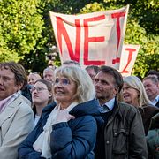 Islänningar håller upp en banderoll med texten ”Nej” under en demonstration i Reykjavik mot att Island återupptar förhandlingarna om EU-medlemskap.