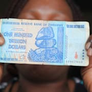 Landets ökända sedel värd 100 biljoner zimbabwiska dollar.