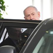 Benjamin Netanyahu kliver in i en bil efter mötet i Vita huset.