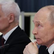 Rysslands president Vladimir Putin (höger) och försvarsminister  Andrei Belousov (vänster).