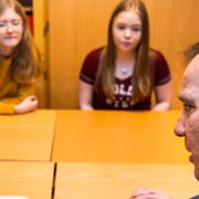 Statsminister Stefan Löfven (S) pratar med Emil Öhman under sitt besök på Strömbackaskolan i Piteå.