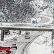 Trafik på vinterväglag på riksväg 40 mellan Landvetter och Göteborg. 