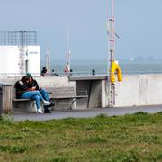 Härifrån skall det danska bajsvattnet pumpas ut. Hamnpromenaden vid pumpstationen i hamnen i Skovshoved norr om Köpenhamn med Barsebäcks kärnkraftverk skymtande i diset 