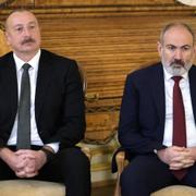 Azerbajdzjans president Ilham Alijev och armeniens premiärminsiter Nikol Pashinyan under ett möte i Ryssland förra året. 