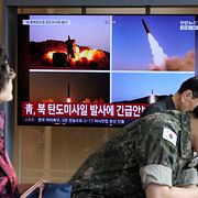 Tv-skärmar i Sydkorea visar de nordkoreanska uppskjutningarna, 12 oktober 2026.