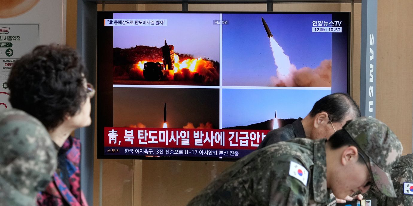 Tv-skärmar i Sydkorea visar de nordkoreanska uppskjutningarna, 12 oktober 2026.