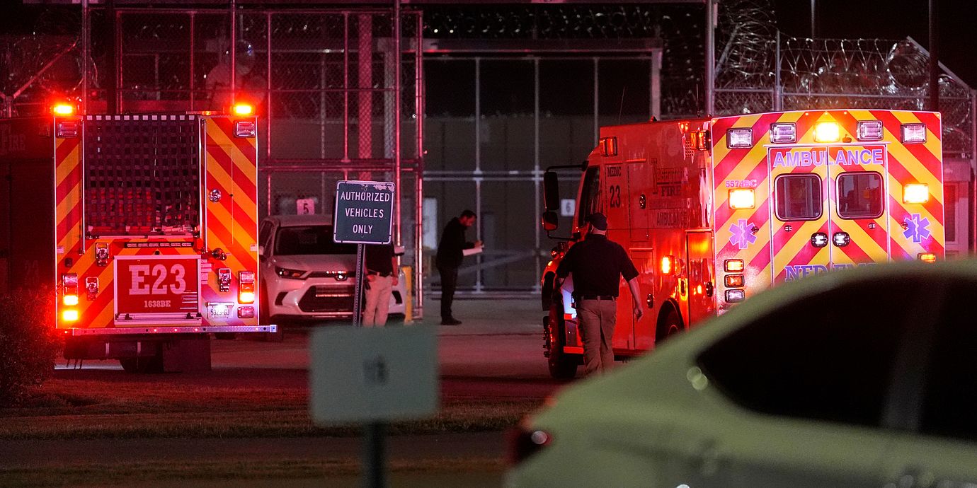 Ambulanser anländer till fängelset efter att avrättningen avbröts på onsdagskvällen lokal tid.