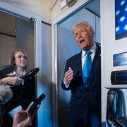 Trump ombord på Air Force One i natt. 