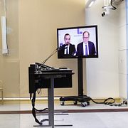 Liberalernas extrainsatta digitala landsmöte på en skärm i riksdagens presscenter.