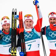 Norska Martin Johnsrud Sundby (tv), Simen Hegstad Krüger (mitten) och Hans Christer Holund (th) efter att tagit silver resp guld och brons medaljer i söndagens tävling i skiathlon herrar.