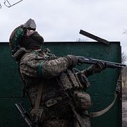 En soldat håller utkik efter drönare i Donetskregionen.