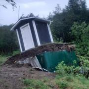 Pumphuset vid Kebnekaise Fjällstation flyttades flera meter vid midsommar. 