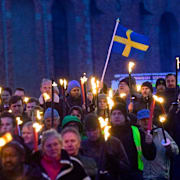 Alternativ för Sverige marscherar i ett fackeltåg för att högtidlighålla kung Karl XII:s dödsdag vid statyn i Kungsträdgården.