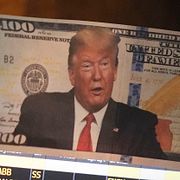 Donald Trumps porträtt på en hundradollarsedel.