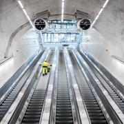 Interiör med rulltrappa från Citybanans pendeltågstation Stockholm City.