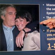 Åklagaren visar upp ett fotografi av Jeffrey Epstein och Ghislaine Maxwell under en dragning.