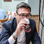 Storbritanniens premiärminister Andy Burnham har, precis som många av sina föregångare, inte varit rädd för att synas på bild med en traditionell ”pint”.