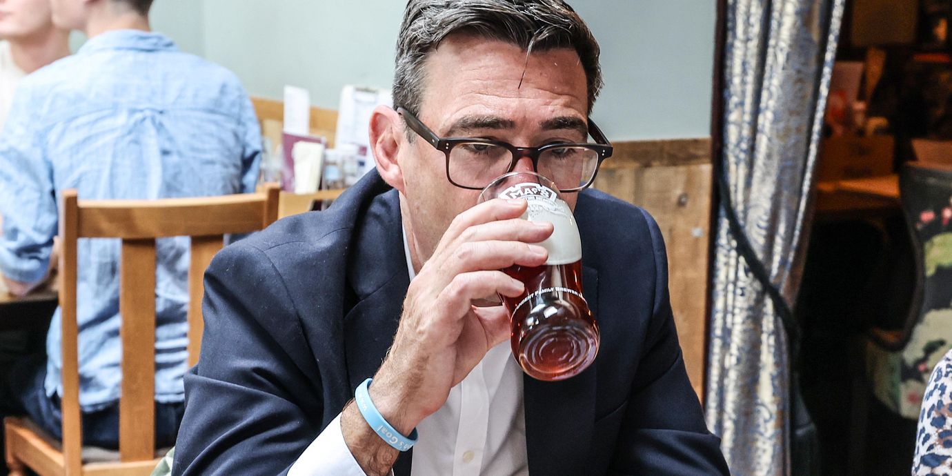 Storbritanniens premiärminister Andy Burnham har, precis som många av sina föregångare, inte varit rädd för att synas på bild med en traditionell ”pint”.