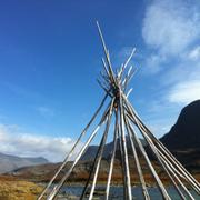 En struktur av en kåta vid Kungsleden i Lappland.