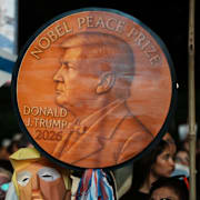 Machado/ En israelisk demonstrant som vill ge Trump fredspriset. 