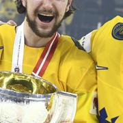 Sveriges Viktor Arvidsson, Filip Forsberg och Mattias Ekholm med sina guldmedaljer och segerpokalen efter segern i finalen i ishockey-VM mellan Sverige och Schweiz i Royal Arena. 