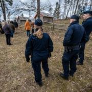 Polisen på plats vid vikingabyn.