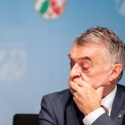 Herbert Reul, inrikesminister i NRW, på onsdagens presskonferens. 