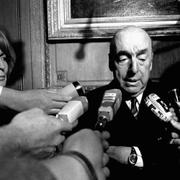 Arkivbild. Pablo Neruda möter reportrar efter att han tilldelats Nobelpriset 1971.