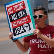 En boende i Dayton protesterar inför Trumps besök i staden.