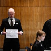 Anders Behring Breivik, eller Fjotolf Hansen som han heter i dag, anländer till rätten.