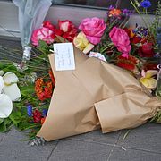 Människor har lämnat blommor utanför Helen Haines kontor i Wangaratta.