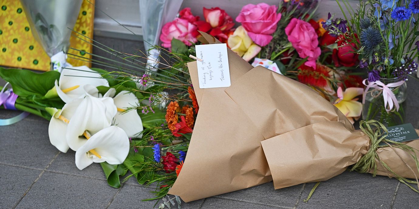 Människor har lämnat blommor utanför Helen Haines kontor i Wangaratta.