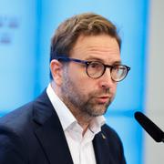 Liberalernas skolpolitisk talesperson Fredrik Malm presenterar ny skolpolitik vid en pressträff i riksdagens presscenter.