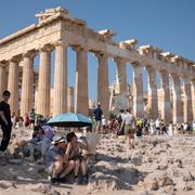 Turister vid Acropolis i Athen. 