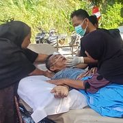 En man som överlevt jordbävningen får vård utanför vårdcentralen i Riung, East Nusa Tenggaraprovinsen, Indonesien den 15 augusti 2026.
