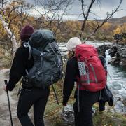 Två personer vandrar på Kungsleden i Abisko.