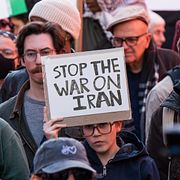 Människor demonstrerar mot kriget i Iran i New York den 28 februari.