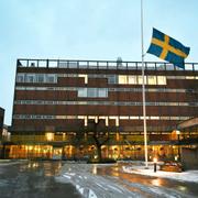 Flagga på halv stång vid Enskede gårds gymnasium i december. Arkivbild.