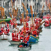 Tomteparad i Venedigs Grand Canal, 23 december.