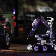 Polisen i Houston i Texas använder en robot för att undersöka en byggnad som tros vara kopplad till det misstänkta terrorbrottet i New Orleans.