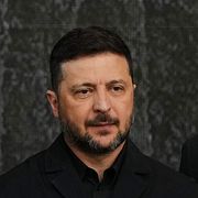 Ukrainske presidenten Volodymyr Zelenskyj tillsammans med nederländske premiärministern Rob Jetten och Elizabeth Roosevelt Johnston.