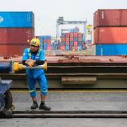 En arbetare vilar i en containerhamn i Jakarta i Indonesien. 